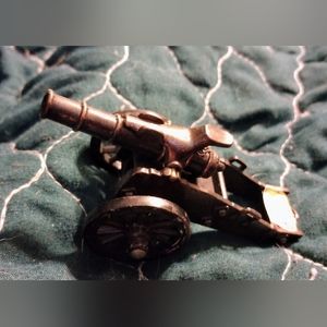 Vintage Play Me Diecast Cannon Pencil Sharpener      1/24